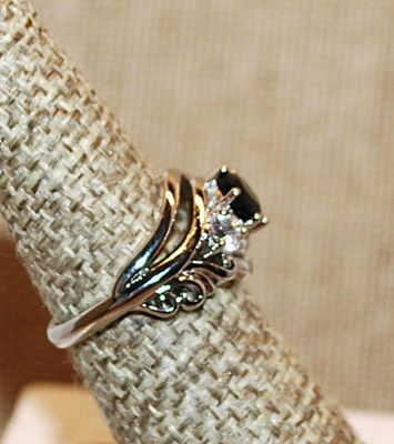 Size 6¼ Marked .925 Round BLACK Beveled Main Stone Ring with 2 Side Clear Stone on a Silver Band (3.9g)