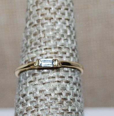 Size 6 Delicate Single Horizontal Clear Rectangle Stone on a Gold Tone Band (1.0g)