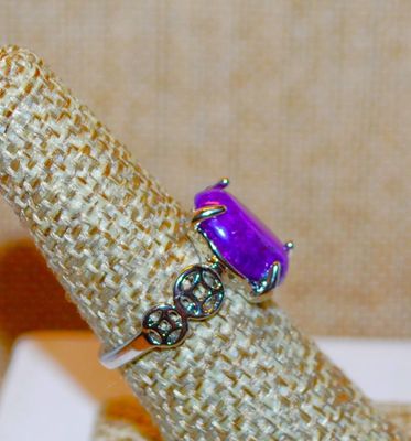 Size 8½ Bright PURPLE Oval CABOCHON GEMSTONE Ring with 2 Side Spheres on a Silver Tone Band (3.6g)
