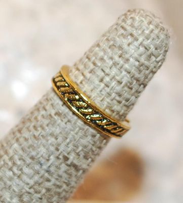 Size 4 TOE RING with Slanted Lines on a Gold Tone OPEN BAND (1.6g)