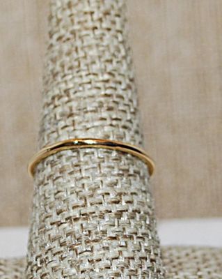 Size 5½ Delicate Horizontal Clear Stone Ring & 2 Round Clear Side Stones on a Gold Tone Band (1.1g)