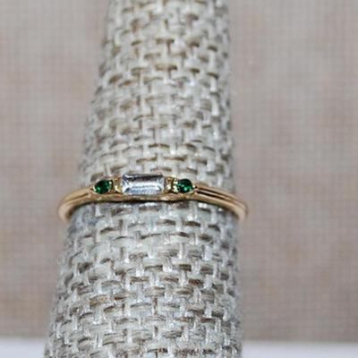 Size 6 Delicate Horizontal Clear Stone & 2 Round GREEN Stones on a Gold Tone Band (1.0g)