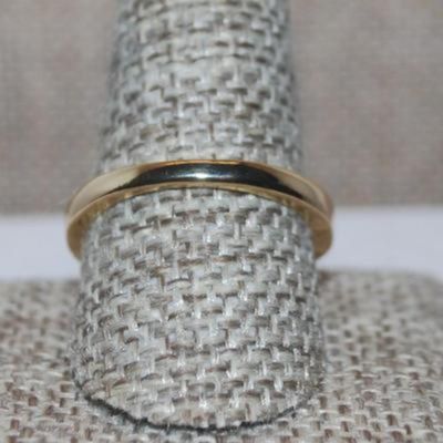 Size 10½ Half Infinity Style Ring with Single Row of 13 Clear Stones on a Gold Tone Band (4.2g)