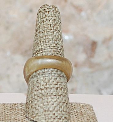 Size 7½ Chunky "Acrylic Tusk" Striated Carved Style Ring (5.9g)