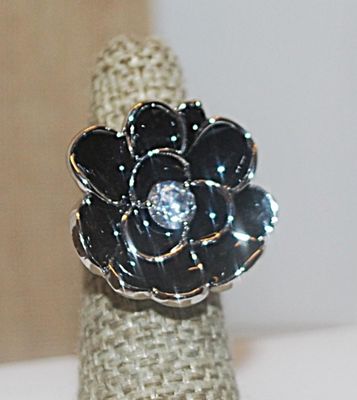 Size 5½ Showy Enameled BLACK FLOWER RING with 3 Pronged Round Beveled Clear Center Stone and Silver Tone Band (11.9g)