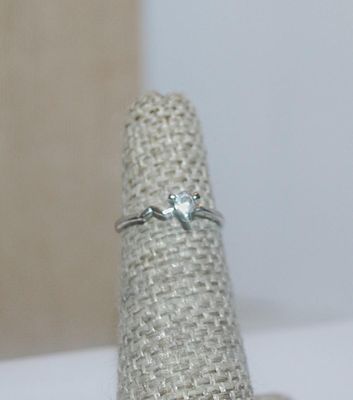 Size 4 Delicate 3 Prong Single Clear Stone RING with an Off-Set "Corner" on 1 Side of the Silver Tone Band (1.1g)