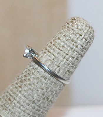 Size 4 Delicate 3 Prong Single Clear Stone RING with an Off-Set "Corner" on 1 Side of the Silver Tone Band (1.1g)