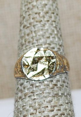 Size 6½ Vintage Style Gold Tone "Shimmer" RING with Shiny Triangles on a Gold Tone Band (3.1g)