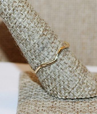 Size 8 Very Delicate Thin Gold Colored "WAVE" Ring (0.6g)
