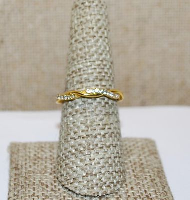 Size 7 Beautiful Infinity Twisted Gold Colored RING with Line of Clear Stones Intertwined (2.9g)