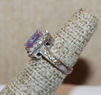 Size 5 VINTAGE Beveled Emerald Cut Purple Stone RING with Clear Stone Surround and Band Accents on a Silver Tone Band (5.0g)