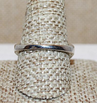 Size 9¼ Marked .925 "Puffy" VIOLET Party Ring with a Single Main Clear Round Stone on a Silver Band (6.1g)