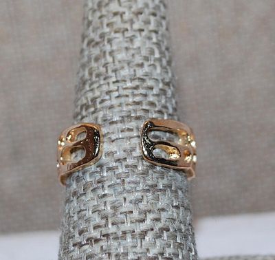 Size 7½ Round White Opaque Single Stone RING with Cut-Outs on a Gold Tone OPEN-ENDED Band (3.4g)