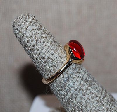 Size 6 RED Oval Glass Stone RING with Side "Paw" on a Gold Tone FRONT OPEN-ENDED Band (2.6g)