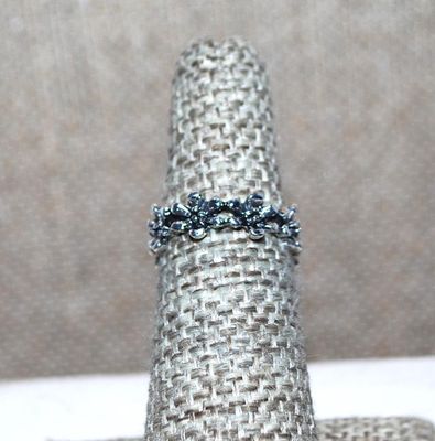 Size 5 Infinity Style Black & Silver Colored RING with FLOWER Designs on a Silver Tone Band (2.1g)