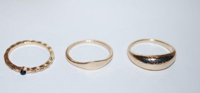Size 8 Collection of 3 RINGS - All Gold Tone; 1 Twisted with Tiny Black Stone; and 2 Simple No Stones (4.3g)