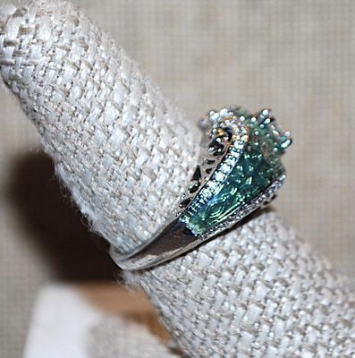 Size 8 Marked .925 "Puffy" LIGHT GREEN Party Ring with a Single Main Clear Round Stone on a Silver Band (6.4g)