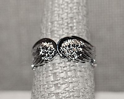 Size 8¼ "FEATHERED WINGS" RING with 2 Overlapping Halves of Designed Silver Tone Band (4.7g)