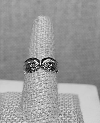 Size 8¼ "FEATHERED WINGS" RING with 2 Overlapping Halves of Designed Silver Tone Band (4.7g)