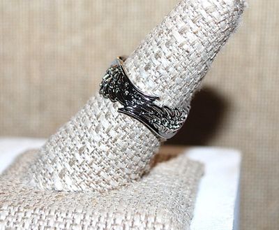 Size 8¼ "FEATHERED WINGS" RING with 2 Overlapping Halves of Designed Silver Tone Band (4.7g)
