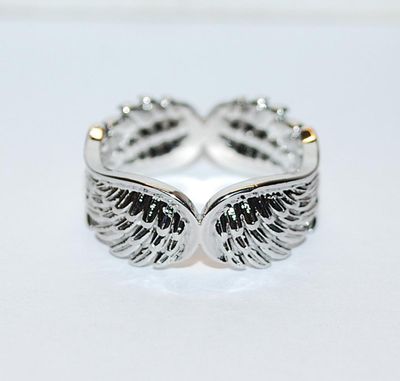 Size 8¼ "FEATHERED WINGS" RING with 2 Overlapping Halves of Designed Silver Tone Band (4.7g)