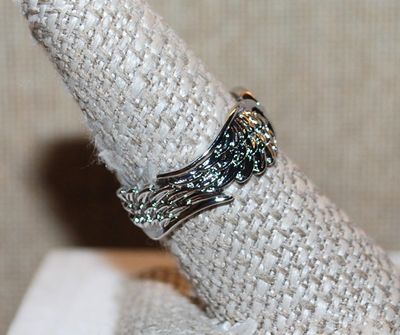 Size 8¼ "FEATHERED WINGS" RING with 2 Overlapping Halves of Designed Silver Tone Band (4.7g)