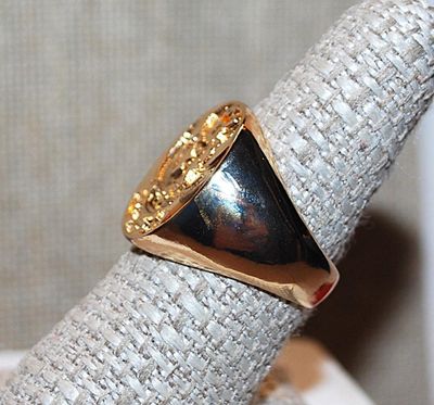 Size 8¼ Marked .925 Embossed Flower Designed Ring with Gold Colored Silver Setting and Band (7.6g)