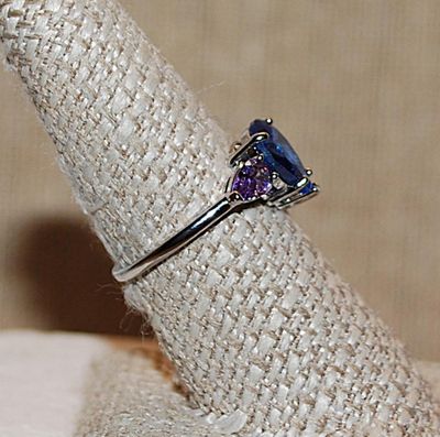 Size 8¼ Beautiful Deep BLUE PEAR Shaped Main Stone RING with 2 VIOLET Pear Shaped Side Stone Accents on a Silver Tone Band (2.5g)