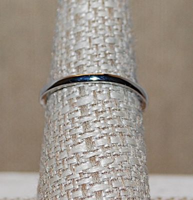 Size 8 Classic Style Brilliant Round Clear Stone RING with Tiny Clear Stones Side Accents on a Silver Tone Band (2.0g)
