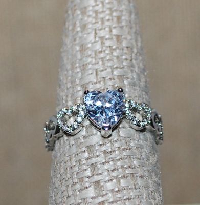 Size 8 "LOTS OF HEARTS" RING with Clear Heart Main Stone & Bejeweled Hearts on the Silver Tone Band (3.4g)