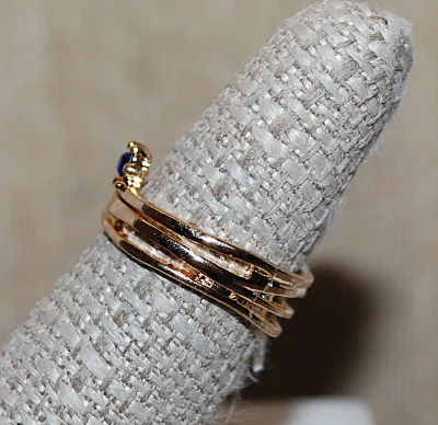 Size 7½ "Crown Style" RING with Small BLUE Stone on Overlapping Gold Tone Band (3.4g)
