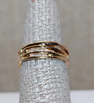 Size 7½ "Crown Style" RING with Small BLUE Stone on Overlapping Gold Tone Band (3.4g)