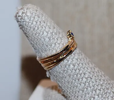 Size 7½ "Crown Style" RING with Small BLUE Stone on Overlapping Gold Tone Band (3.4g)
