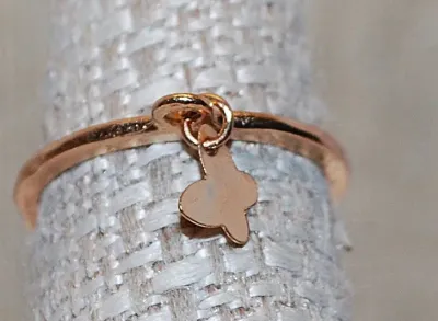 Size 6¾ Delicate Simple Gold Tone Band RING with Dangle Butterfly (1.2g)
