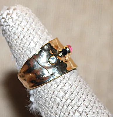 Size 7 Line of Alternating Pink, Clear & Black Colored Stones RING on a "Hammered" Gold Tone SPLIT BAND (4.4g)