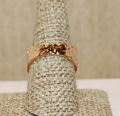 Size 8½ Ladder Style RING with Single GREEN Square Stone on a "Rosie" Gold Band (6.0g)