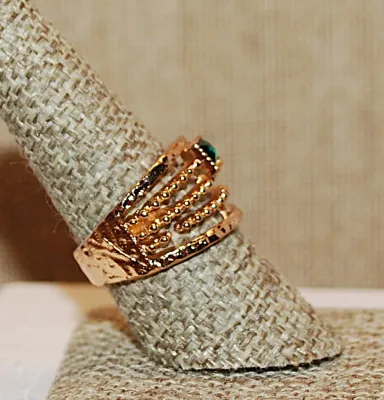 Size 8½ Ladder Style RING with Single GREEN Square Stone on a "Rosie" Gold Band (6.0g)