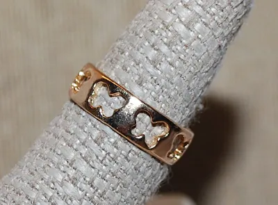 Size 8 Hollowed Out No Stones BUTTERFLY RING with a Gold Tone Band (2.4g)
