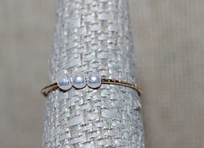 Size 7½ Very Delicate MOVEABLE Faux Pearls RING on a Thin Gold Tone Band (0.4g)