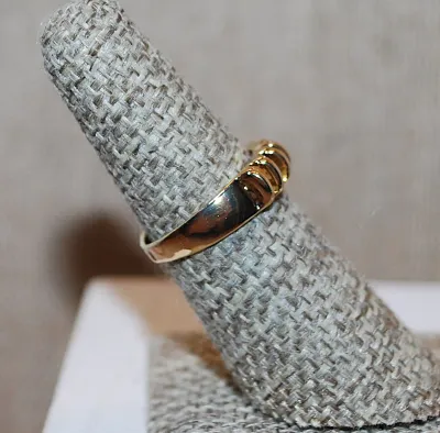 Size 8 Swirled "PUFFS" No Stones RING with Gold Tone Band (3.3g)
