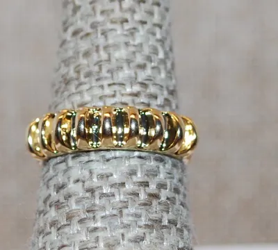 Size 8 Swirled "PUFFS" No Stones RING with Gold Tone Band (3.3g)