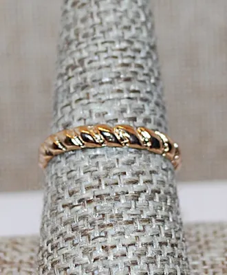 Size 8½ INFINTY Style Swirls RING in a Gold Tone Band (1.6g)