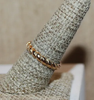 Size 8½ INFINTY Style Swirls RING in a Gold Tone Band (1.6g)