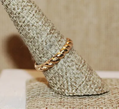 Size 8½ INFINTY Style Swirls RING in a Gold Tone Band (1.6g)
