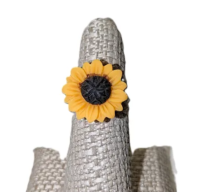 Size 7 "Black Eyed Susan" Composite RING with Thin Silver Tone Band (1.8g)