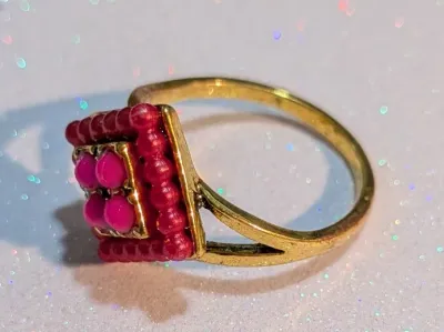 **NEW ARRIVAL** Size 8¾ RED & PINK Colored "GLOBE BEADS" RING on a Tilted Square with Split-Side Band on a Gold Tone...