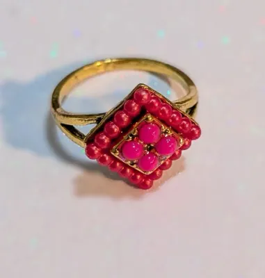 **NEW ARRIVAL** Size 8¾ RED & PINK Colored "GLOBE BEADS" RING on a Tilted Square with Split-Side Band on a Gold Tone...