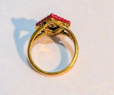 **NEW ARRIVAL** Size 8¾ RED & PINK Colored "GLOBE BEADS" RING on a Tilted Square with Split-Side Band on a Gold Tone...