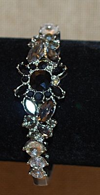 Vintage Style BLACK & CLEAR Stones Bracelet (2½" Circ.) with Elastic Pull Opening