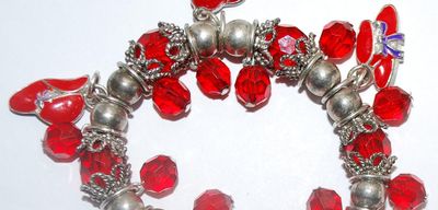 "RED HAT SOCIETY" Style Elastic DANGLES BRACELET (2½" to 3¾" Opening) with "RED HAT & BOW" Dangles,...
